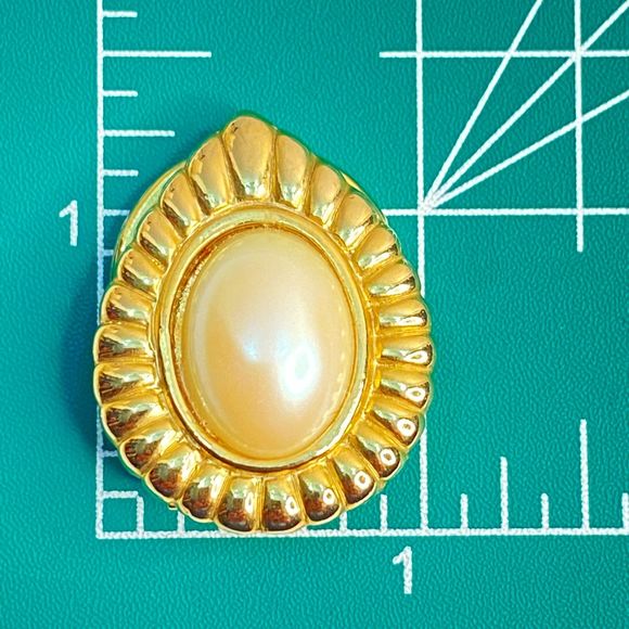 Scarf Ring Scalloped Gold Tone Frame With Central Imitation Oval Pearl - Picture 6 of 6